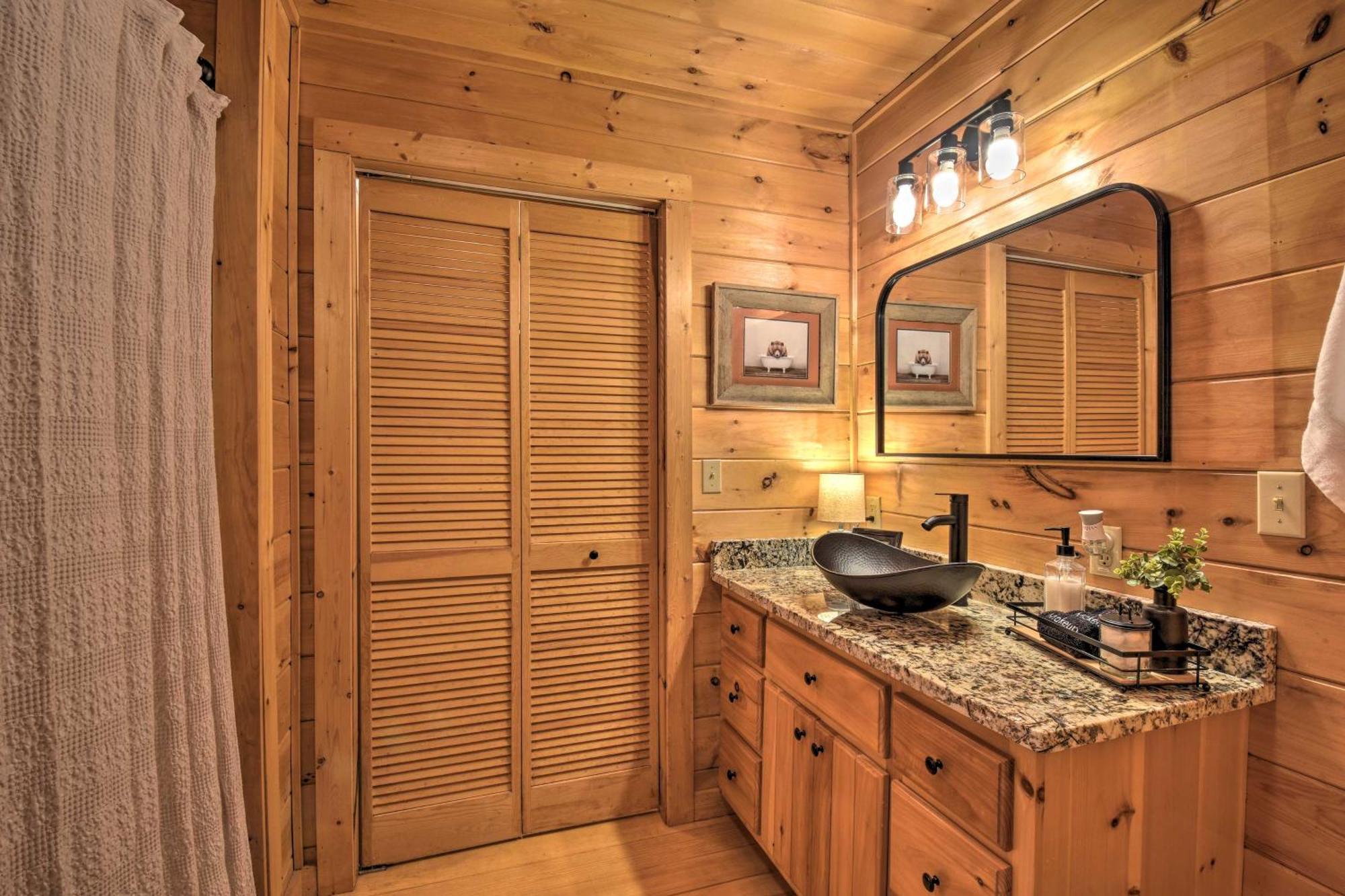 Blue Ridge Cabin Hot Tub, Fire Pit And Grill! Exterior photo
