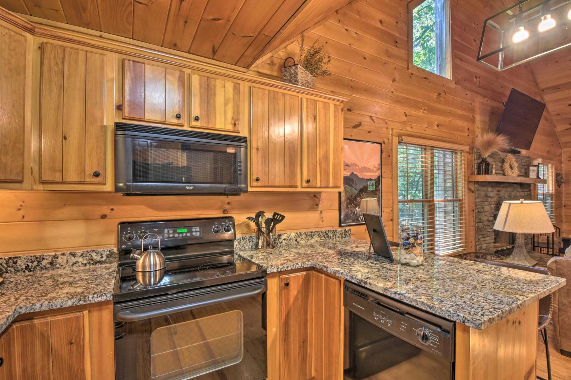 Blue Ridge Cabin Hot Tub, Fire Pit And Grill! Exterior photo