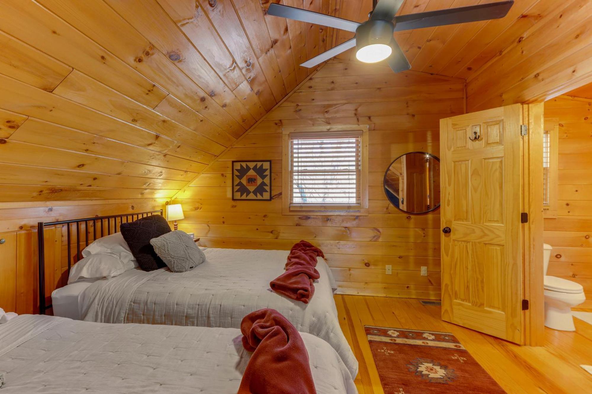 Blue Ridge Cabin Hot Tub, Fire Pit And Grill! Exterior photo